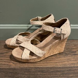 Tom’s woven wedge sandal cream and white size 9